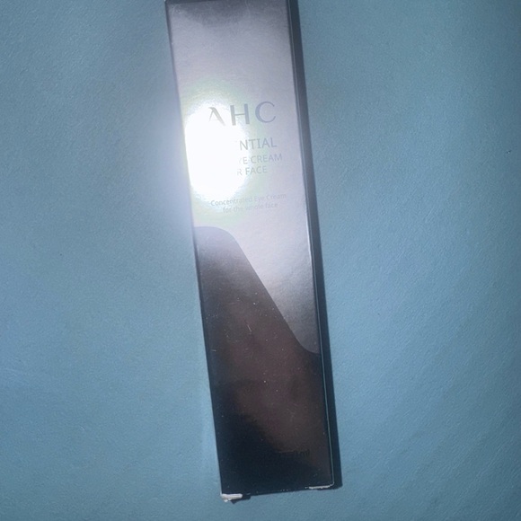 Luxury Makeup Bundle - Picture 5 of 7